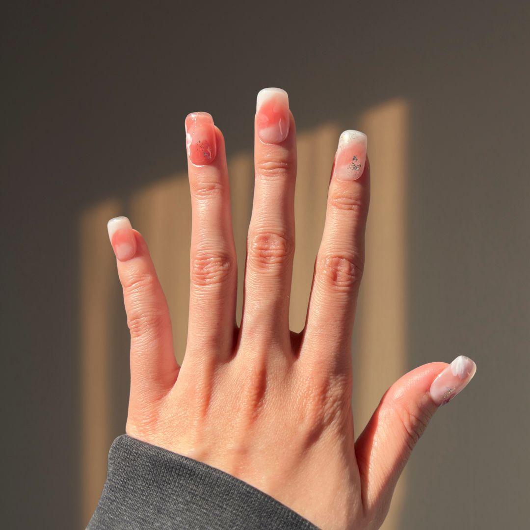 Manicura de Uñas Press-On Cotton Candy Puesto en Mano